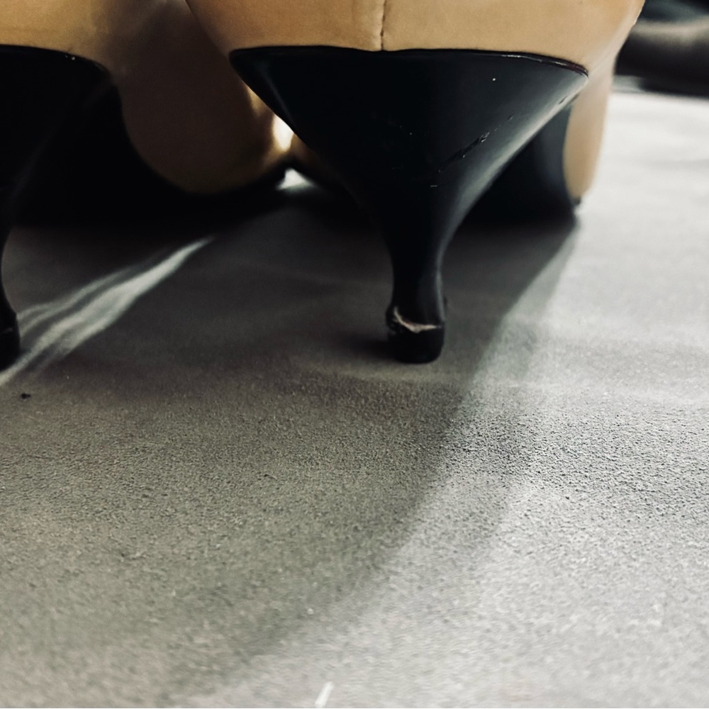 CHANEL Two-Tone Beige and Black heels - Picture 6 of 12
